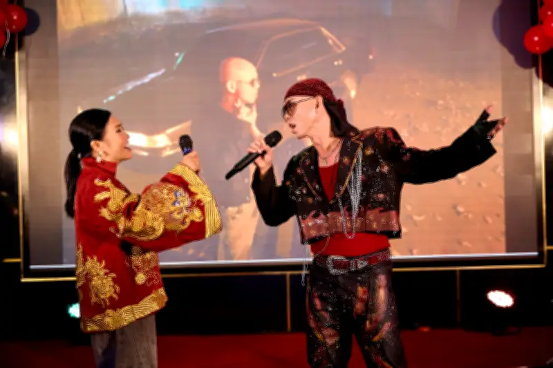 Phan Đình Tùng quy tụ dàn nghệ sĩ đông đảo tham gia MV 'Happy New Year'