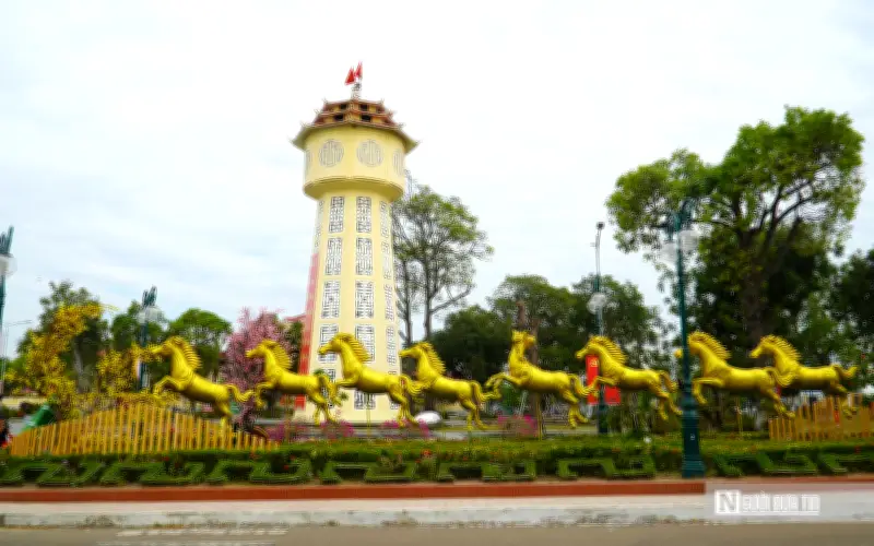 Phan Thiết rộn ràng không khí xuân với đại cảnh hoa và linh vật ngựa thu hút du khách