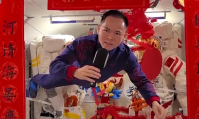Phi Hành Gia Trung Quốc Hát Karaoke, Nướng Bánh Đón Tết Trên Trạm Vũ Trụ