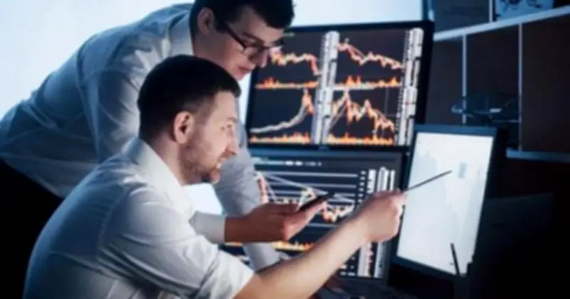 Phiên 24/2: Khối ngoại bán mạnh, FPT ngược dòng tăng hơn 1.000 tỷ gom cổ phiếu Bluechip