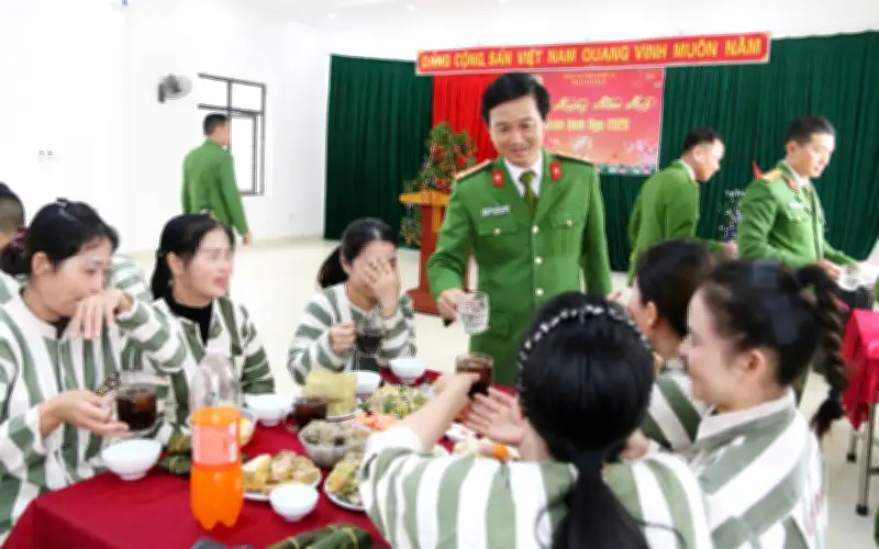 Phạm Nhân Nghệ An Tự Tay Chuẩn Bị Bữa Cơm Tất Niên Ấm Áp Trong Trại Tạm Giam