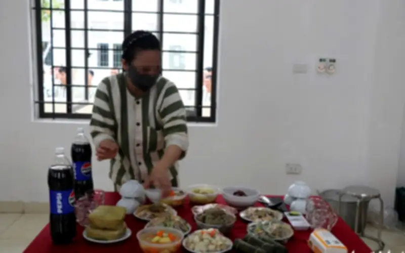 Phạm nhân Nghệ An tự tay chuẩn bị bữa cơm tất niên trong trại tạm giam