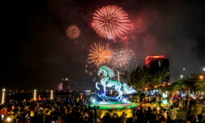 Pháo Hoa Rực Sáng Đón Xuân Bính Ngọ 2026 Trên Khắp Cả Nước