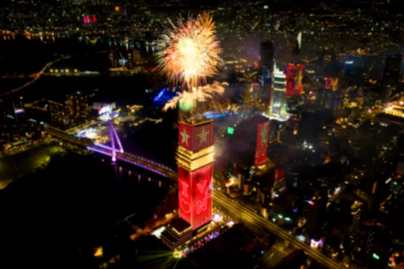 Pháo hoa rực sáng từ tòa tháp 55 tầng Saigon Marina IFC đón Giao thừa Bính Ngọ