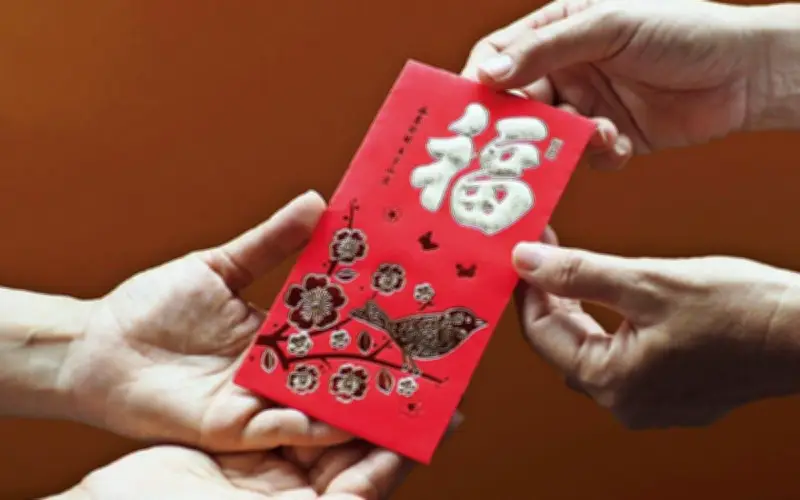 Phong Bao Lì Xì Ngày Tết: Từ Lời Chúc Yêu Thương Đến Cuộc So Đo Vật Chất