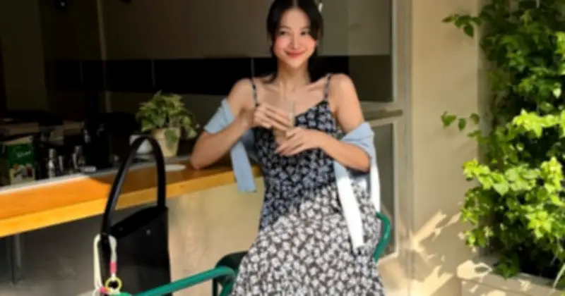 Phong Cách Nàng Thơ Xuân: Biến Hóa Tinh Tế Với Áo Khoác Mỏng Và Đầm Hai Dây