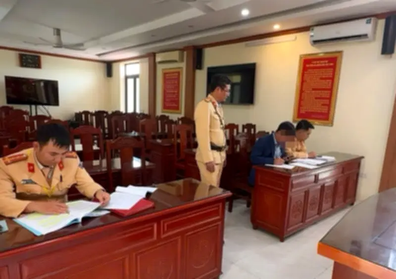 Phạt gần 40 triệu đồng tài xế và cơ quan sở hữu xe biển xanh phạm luật ở Thanh Hóa