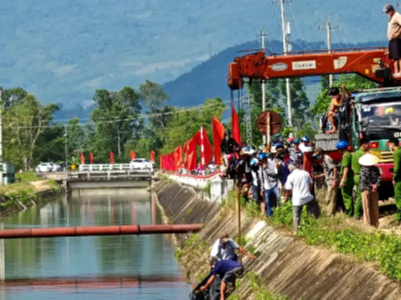 Phát hiện hai thi thể và xe ô tô chìm dưới kênh Văn Phong tại Gia Lai