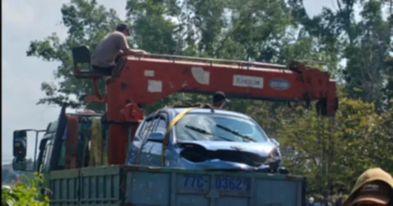 Phát hiện ô tô cùng hai thi thể dưới kênh Văn Phong tại Gia Lai