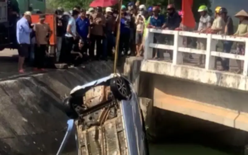 Phát hiện xe hơi và hai thi thể chìm dưới đập dâng Văn Phong tại Gia Lai