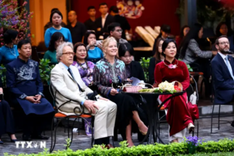 Phu nhân Tổng Bí thư và Công tước xứ Richmond cùng tham quan Bảo tàng Mỹ thuật Việt Nam