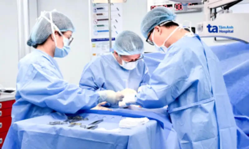 Phẫu Thuật '2 Trong 1': Bảo Tồn Khả Năng Sinh Sản Cho Người Vô Sinh Do Xuất Tinh Ngược Dòng