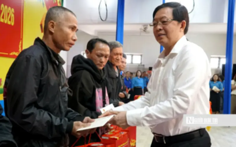 Phó Thủ tướng Hồ Quốc Dũng thăm, tặng quà Tết công nhân và dân vùng lũ Gia Lai