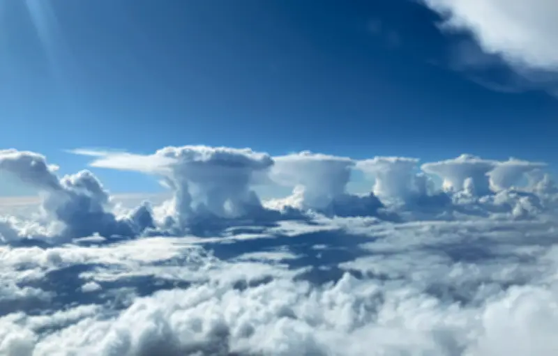 Phi công chụp hình ảnh sốc từ cửa sổ máy bay ở độ cao 150km