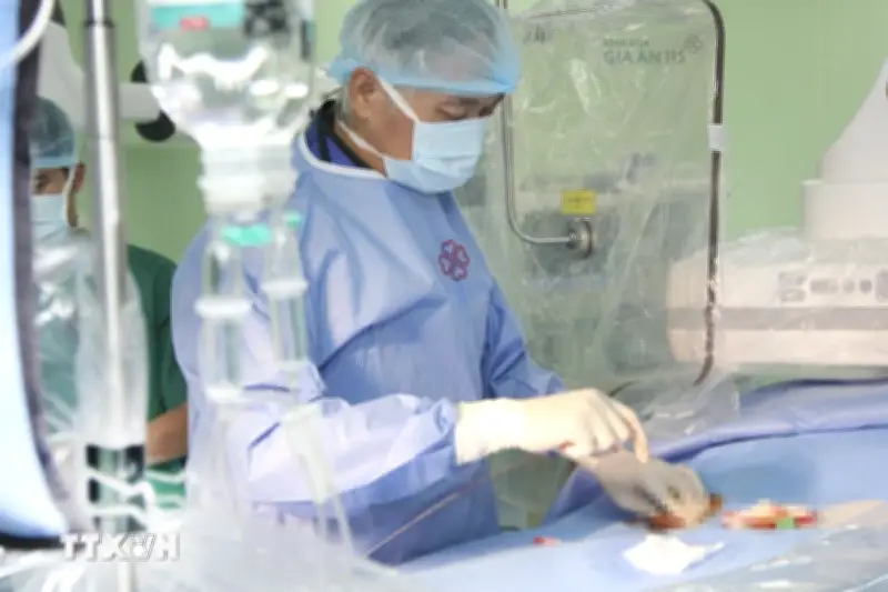 Kỹ thuật đặt cùng lúc 5 stent động mạch cứu bệnh nhân Campuchia thoát nguy cơ vỡ mạch