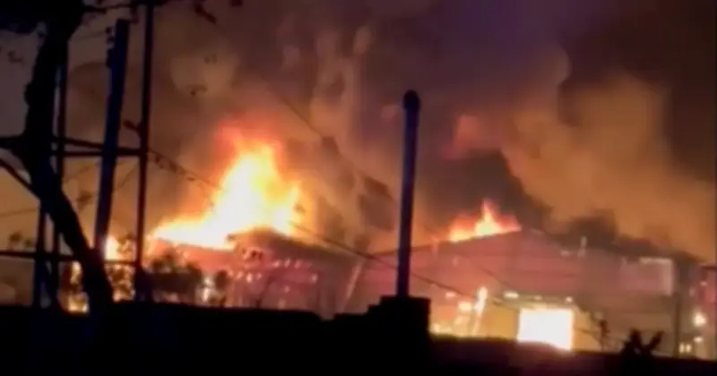 Xưởng nhựa Hưng Yên bốc cháy dữ dội trong đêm, thiêu rụi 1.000 m2