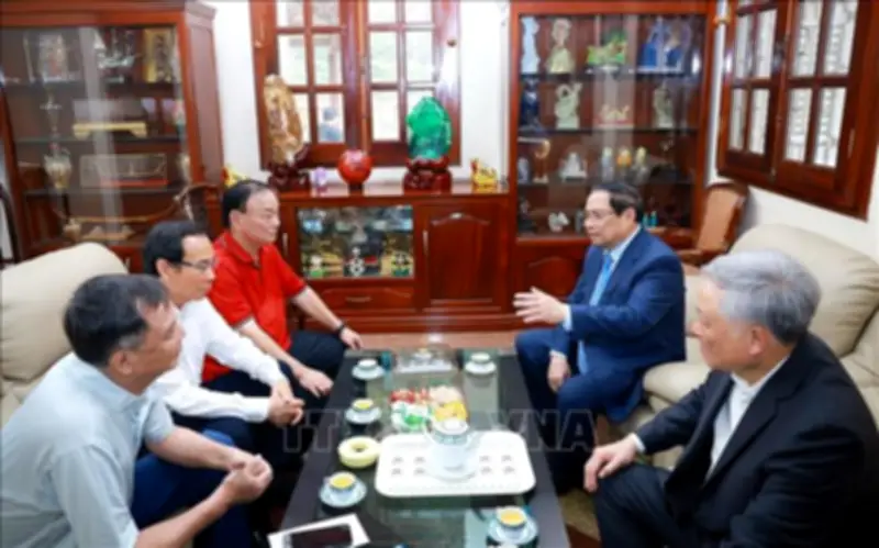 Thủ tướng Phạm Minh Chính thăm viếng, chúc Tết các gia đình lãnh đạo tiền bối