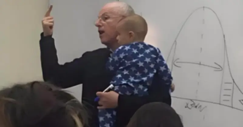 Giáo sư bế trẻ giảng bài: Bài học về sự tử tế vượt thời gian