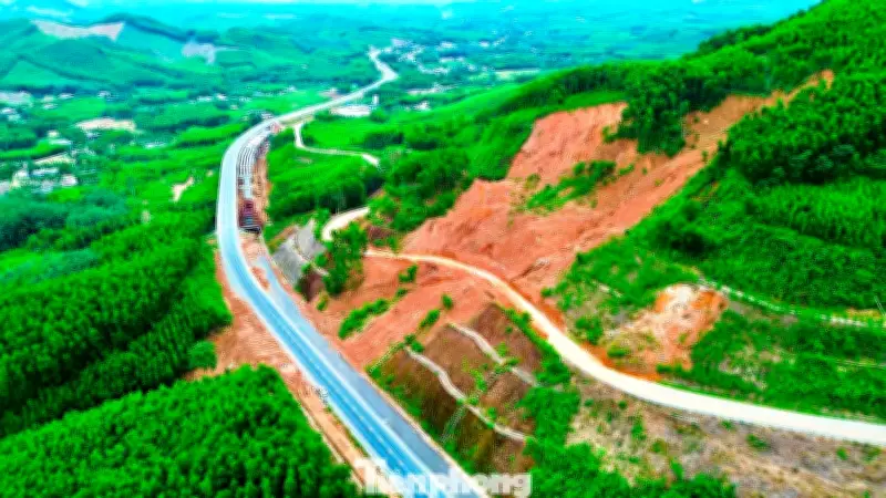 Đề xuất bổ sung 344 tỷ đồng xử lý sạt trượt và tường chống ồn cao tốc La Sơn - Hòa Liên