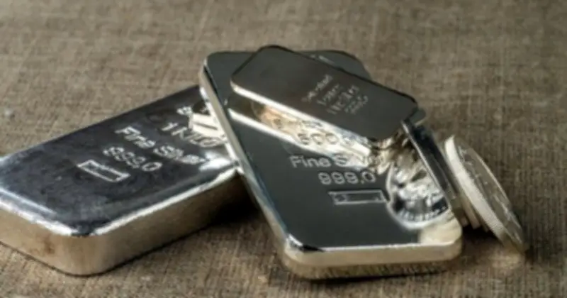 Quỹ Bạc Lớn Nhất Thế Giới SLV Quay Xe Bán Ra 70 Tấn, Giá Bạc Biến Động Dữ Dội