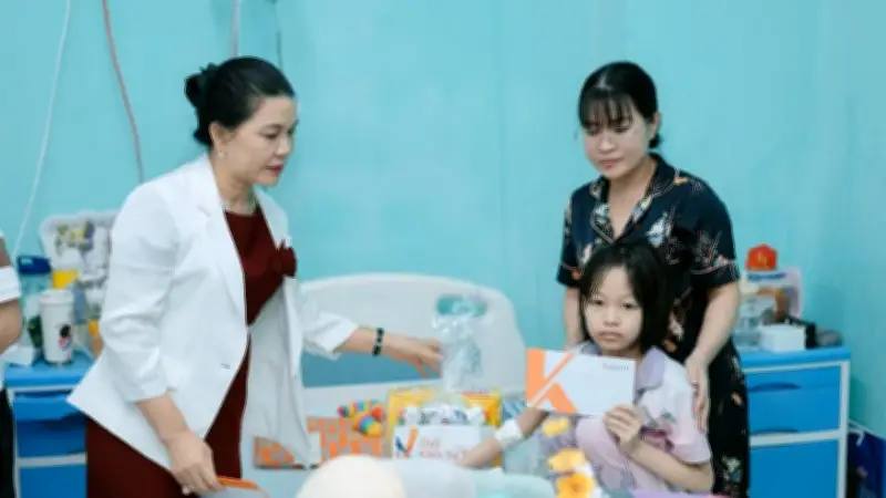 Quỹ Khởi Sự Từ Tâm trao quà và học bổng tại Huế, tổng trị giá 600 triệu đồng