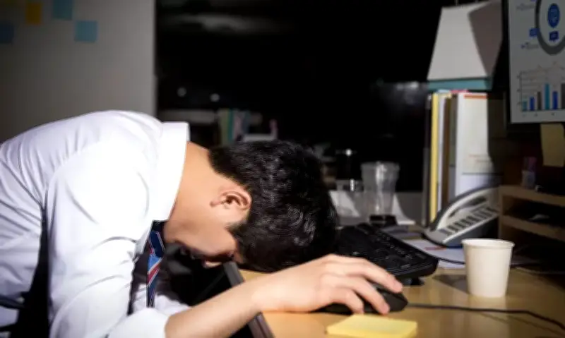 Quá Tải Ngầm: Căn Bệnh Thầm Lặng Vắt Kiệt Dân Văn Phòng Thời Hiện Đại