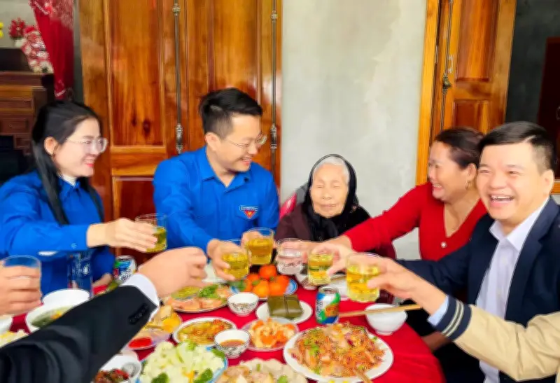 Tuổi trẻ Quảng Trị tổ chức bữa cơm tất niên ấm áp cho các Mẹ Việt Nam anh hùng