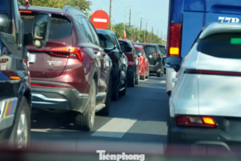 Quốc lộ 1 miền Trung ùn tắc nghiêm trọng sau Tết, hàng trăm xe nhích từng chút