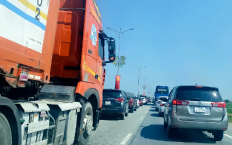 Quốc lộ 1 miền Trung quá tải nghiêm trọng khi dòng xe từ Bắc trở lại Nam sau Tết