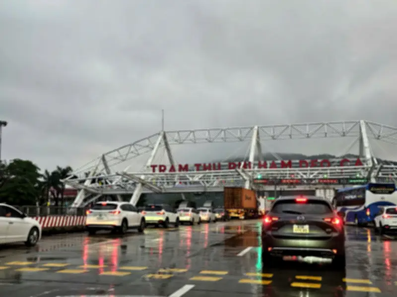 Quốc lộ 1 qua hầm Đèo Cả ùn tắc nghiêm trọng do người dân miền Nam về quê đón Tết