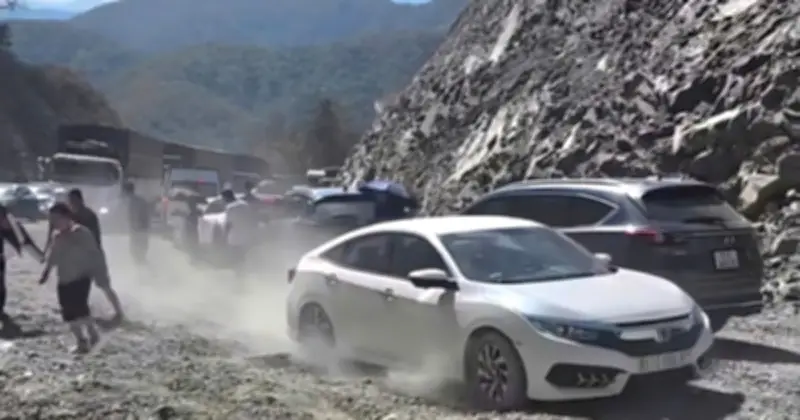 Quốc lộ 28B ùn tắc nghiêm trọng dịp Tết Bính Ngọ 2026, tài xế mệt mỏi