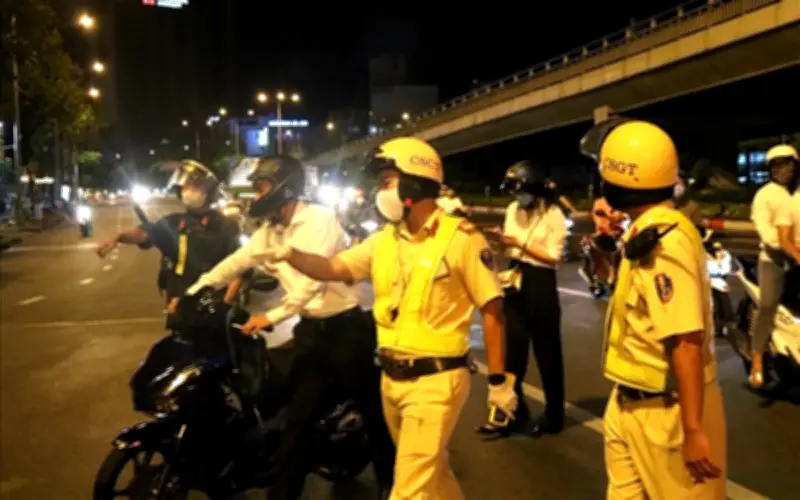 Quên Bật Đèn Xe Buổi Tối: Phạt Cao Nhất 14 Triệu Đồng Và Trừ 10 Điểm Giấy Phép