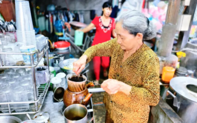 Quán Cà Phê Vợt 54 Năm Ở Long Xuyên Đông Nghịt Khách Đón Bình Minh Đầu Năm