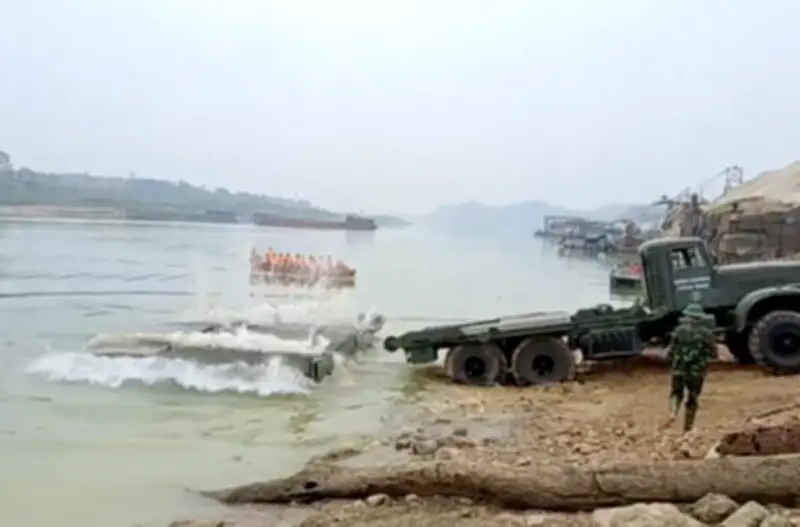 Quân đội khẩn trương bắc cầu phao qua sông Lô phục vụ người dân dịp Tết Bính Ngọ