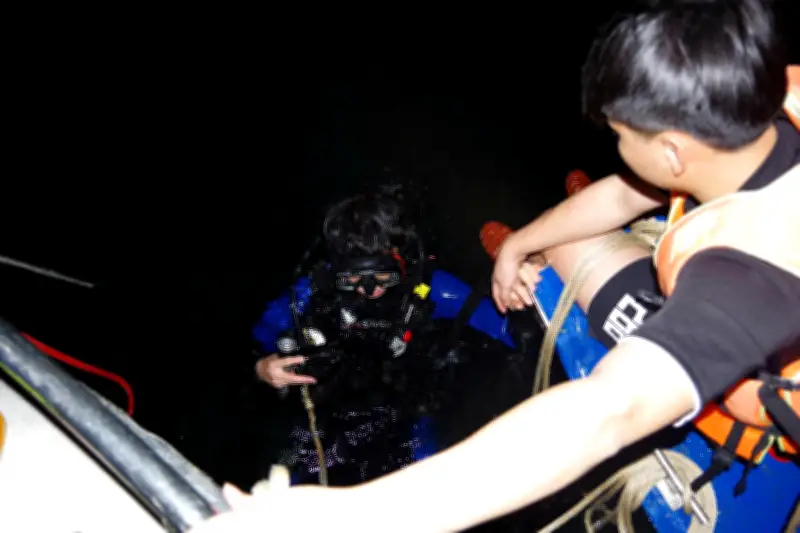 Quân đội xuyên đêm tìm kiếm nạn nhân vụ chìm tàu trên hồ Thác Bà, Lào Cai