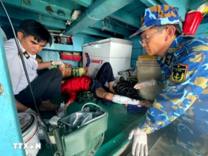 Quân y nhà giàn cứu sống ngư dân bị thương nặng giữa biển khơi