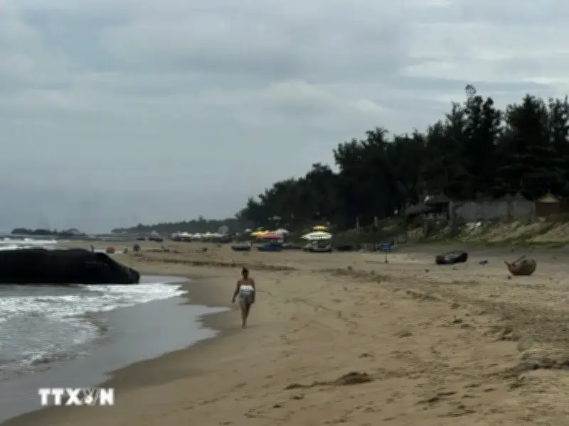 Quảng Ngãi: Biển Mỹ Khê Sóng Dữ, Hai Người Mất Tích Sau Khi Tắm Biển