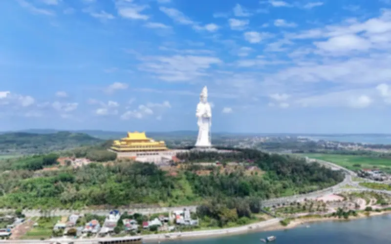 Quảng Ngãi: Hàng chục nghìn người đổ về chiêm bái tượng Phật Quan Âm cao nhất Đông Nam Á dịp Tết