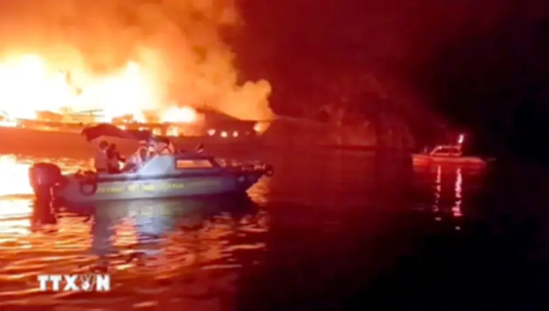 Quảng Ninh khống chế thành công đám cháy tàu trên vịnh Hạ Long