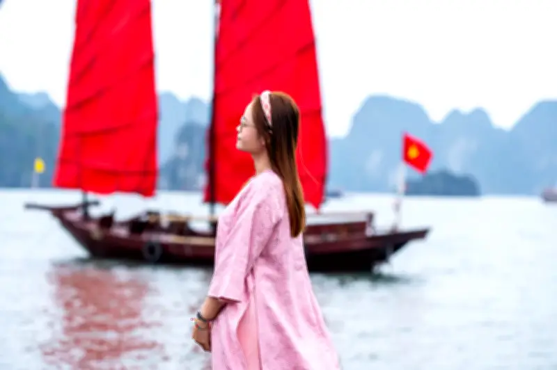 Quảng Ninh nô nức đón Tết với đại lộ hoa và thuyền buồm cổ thu hút du khách