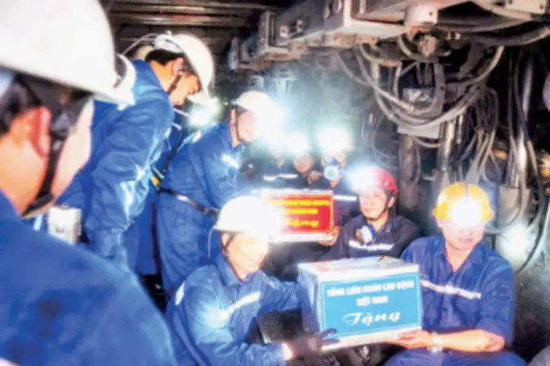 Quảng Ninh: Tổng Liên đoàn Lao động Việt Nam thăm, tặng quà Tết công nhân Than Hòn Gai