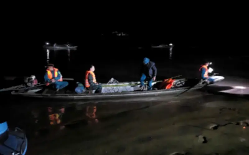 Quảng Trị: Hơn 200 người xuyên đêm tìm kiếm 2 nạn nhân mất tích sau vụ lật đò sông Gianh