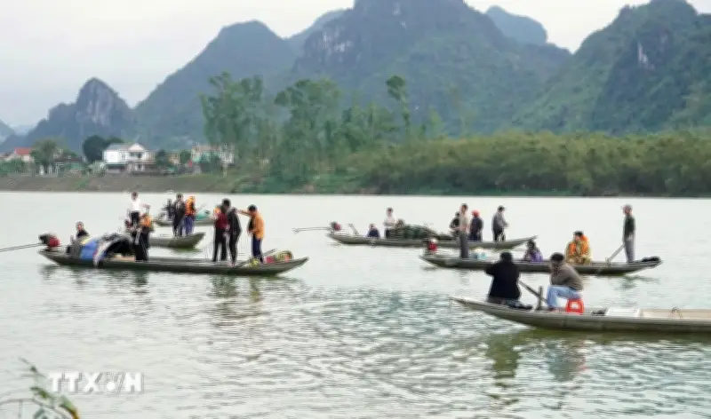 Quảng Trị khen thưởng hai bố con dũng cảm cứu người trong vụ lật thuyền trên sông Gianh