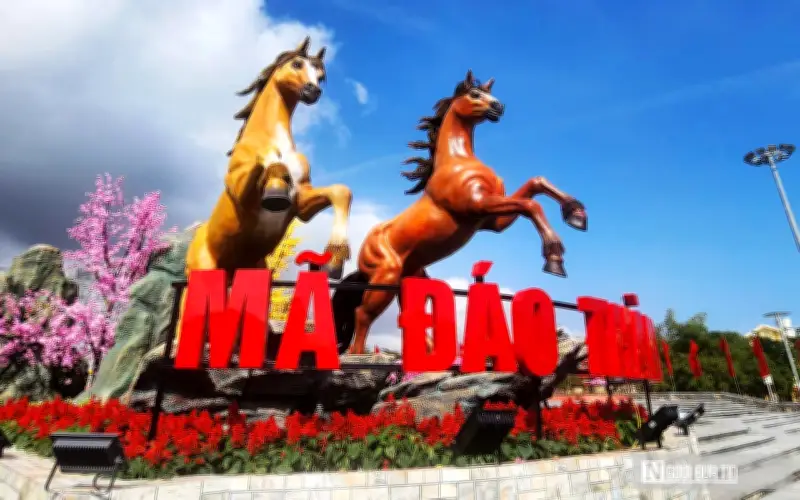 Quảng Trị Rực Rỡ Đón Tết Bính Ngọ Với Linh Vật Ngựa Khổng Lồ Tại Quảng Trường Hồ Chí Minh