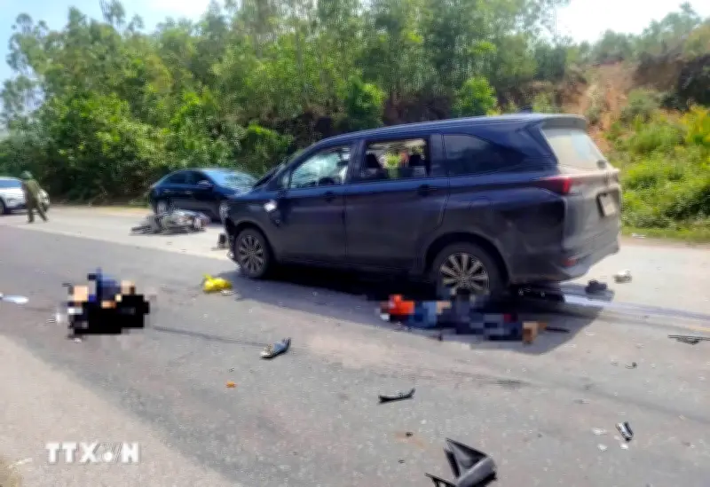 Quảng Trị: Tai nạn thảm khốc, ô tô đâm xe máy chở 3 người, 1 người tử vong tại chỗ