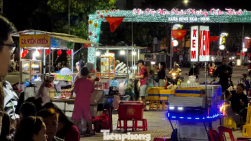 Quảng trường Quảng Ngãi bị xe điện, hàng quán tự phát 'chiếm dụng' gây mất an toàn