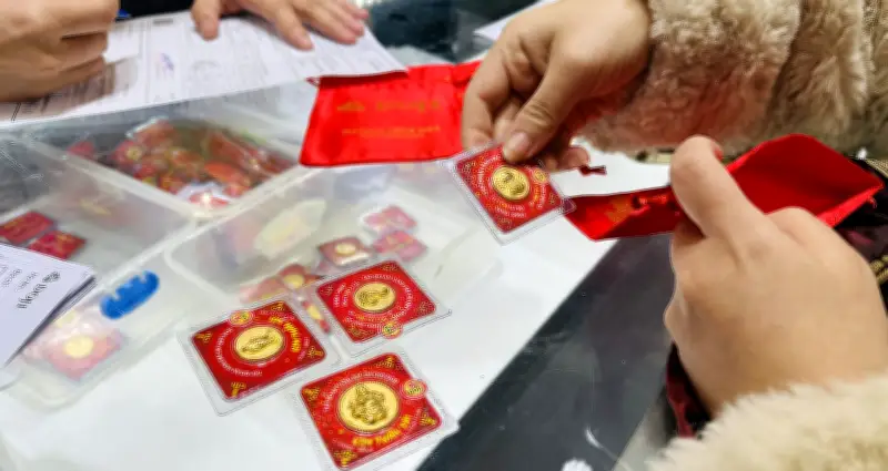 Quy định mới: Mua vàng từ 20 triệu đồng phải chuyển khoản, không dùng tiền mặt