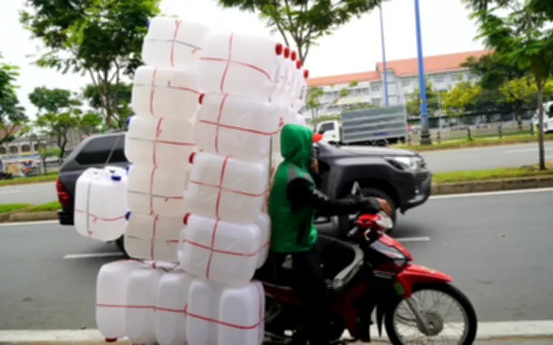 Quy định mới về phạt xe máy chở hàng cồng kềnh 2026: Mức phạt lên tới 14 triệu đồng