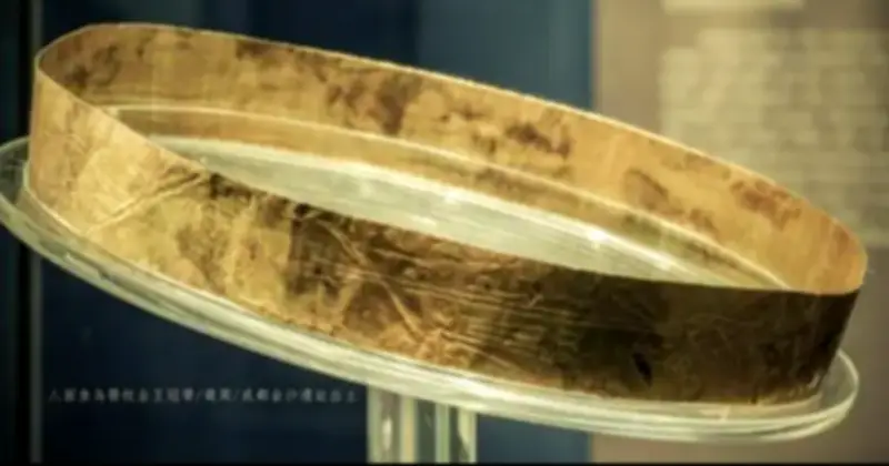 Quốc Bảo Suýt Biến Mất: Dải Mũ Vàng Cổ Bị Bỏ Quên Ven Đường 30 Ngày