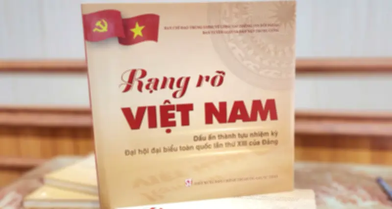 Ra mắt sách 'Rạng rỡ Việt Nam' tổng kết thành tựu nhiệm kỳ Đại hội XIII